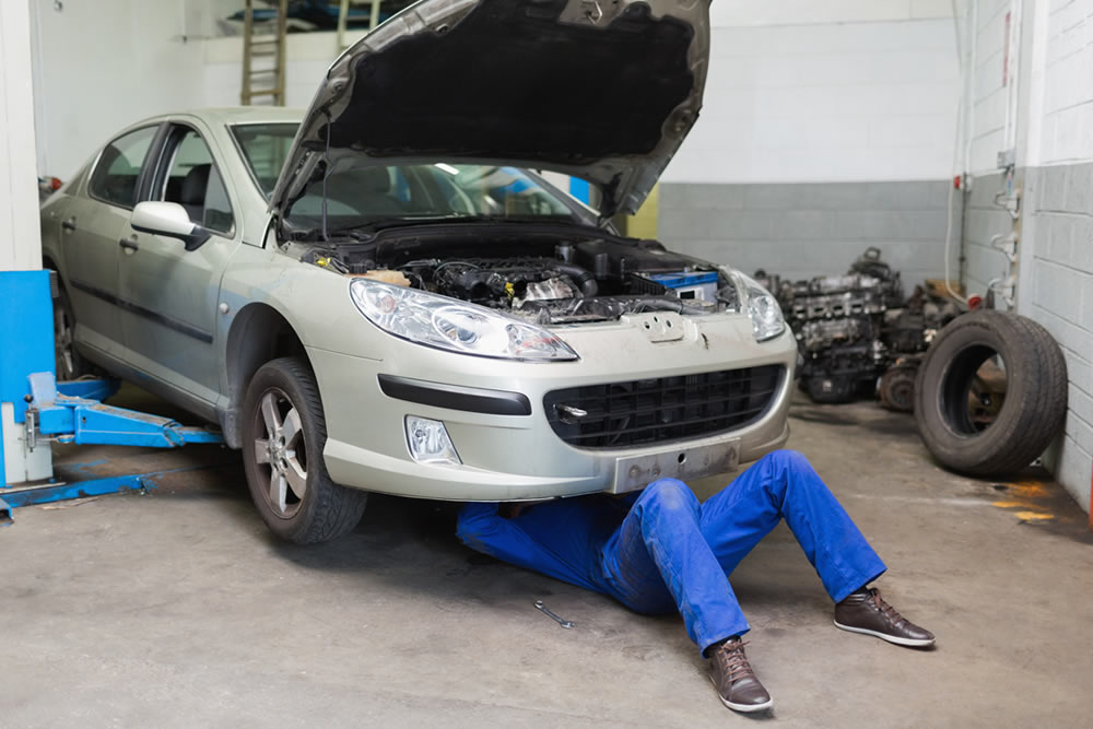 mécanicien sous une voiture